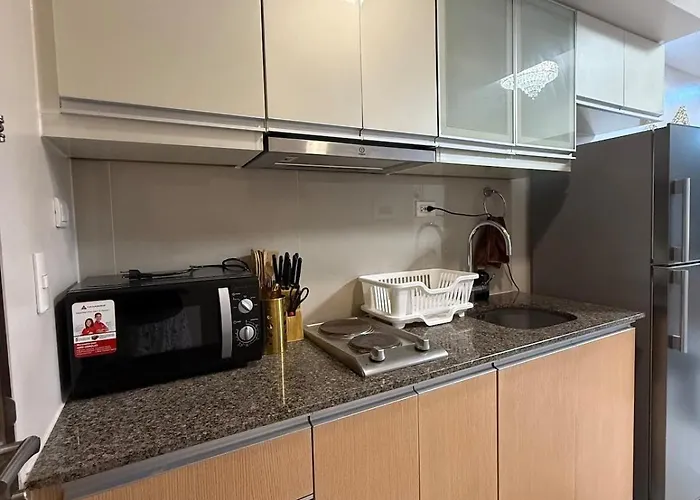 Apartment 1 Bedroom Bgc, Uptown Mall, High Street & Landers *