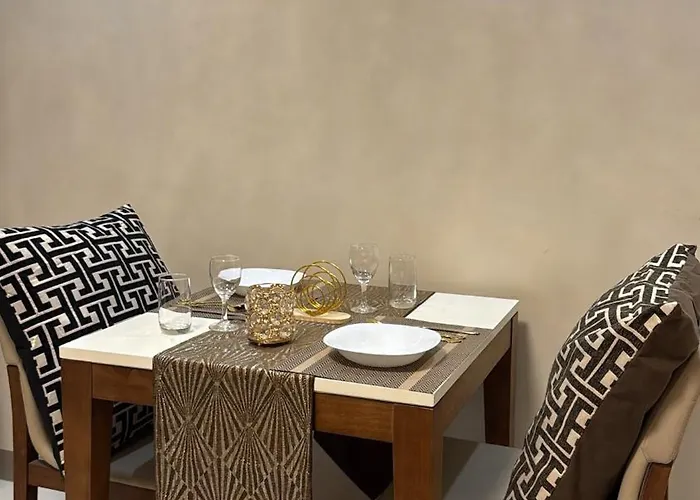 1 Bedroom Bgc, Uptown Mall, High Street & Landers Apartment *