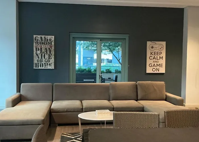 1 Bedroom Bgc, Uptown Mall, High Street & Landers Apartment *